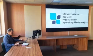 sapmed - zebranie członków stowarzyszenia, prezentacja na ekranie